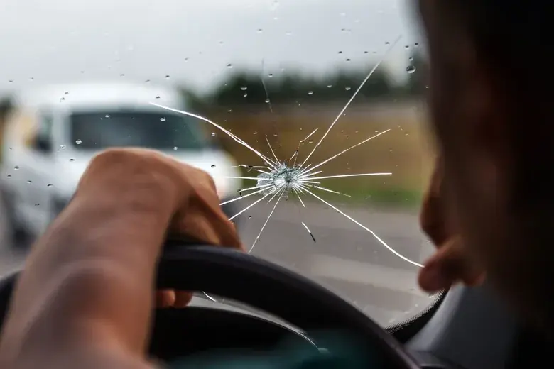 Uşak Çatlak Cam Tamiri ve Taş İzi Onarımı — Sağlık Oto Cam Uşak